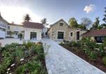 Location vacances Rambouillet - Gîte de Charme à Senlisse: Confort Haut de Gamme, Parc Arboré, Cheminée, Wifi Gratuit, Proche Châteaux - Fr-1-527-9-4