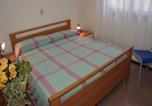 Location vacances  Province d'Udine - Villa with garden in Lignano Pineta-2