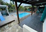 Location vacances Sainte Luce - Villa accueillante avec piscine à Rivière-Salée-1