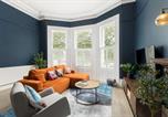 Location vacances Leamington Spa - Spacious Modern 2 Bed Apartment with Parking - Pass the Keys-1