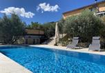 Location vacances Saint-Saturnin-lès-Apt - Grande villa rénovée avec piscine, clim et Wi-Fi au coeur du Luberon - Fr-1-708-61-1