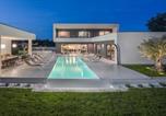 Location vacances Kanfanar - 5 Bedroom Nice Home In Sivati-1