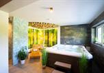 Hôtel Szczyrk - Aparthotel Pod Stokiem z sauną i jacuzzi - szczyrkapartamenty-1