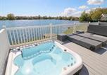 Location vacances Woodhall Spa - Indulgence Fishing Lodge with Private Hot Tub-1
