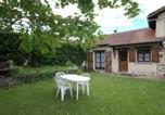 Location vacances  Loire - Gîte 65 m² avec cheminée, terrasse et jeux pour enfants - Fr-1-496-283-1
