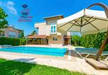 Location vacances  Perge - Paradise Town Villa Alison-1