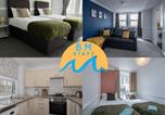 Location vacances Poole - 2 bedroom Apartment in Bournemouth town centre, 5 minutes walk to the beach, sleeps up to 6 with Free Parking-1