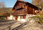 Location vacances Saulxures-sur-Moselotte - Chalet confortable avec 4 chambres, cheminée, grand terrain, proche pistes et lac - Fr-1-589-107-3