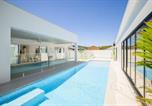 Location vacances Shoal Bay - 57 Tomaree Road Complex - House and Cabana with Pool, Air-con, Wi-fi, Boat Parking-1