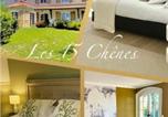 Hôtel Etusson - Les 15 Chenes Chambres d hôtes, parc arboré de 5000 m2 à 20km du Puydufou Une suite familiale et 3 chambres doubles-1