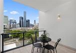Location vacances Brisbane - Luxury 2br with River Views, Pool & Steps to Streets Beach hope903-3