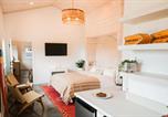 Location vacances San Francisco - Longboard Studio and Funboard Room includes King Bed and Kitchenette plus King Murphy and Mini Kitchenette-1