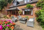 Location vacances Catfield - Walnut Tree Cottage-1