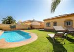 Location vacances  Cadix - Chalet con piscina en la Barrosa-3
