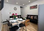 Location vacances  Gare de Walsall - Florence House - 3 Twin Bedroom House 3 Showers 2 Ensuites Plus Walk-in Wetroom Garden Fast Wi-Fi J1-M5 on Doorstep Weekly Stays ok Contractor Accommodation Another Best-in-Class-1