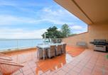Location vacances Cowes - Beachfront Bliss - shared indoor pool & spa-2