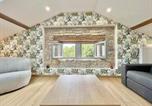 Location vacances Pulney - Gîte Charme 4 Chambres avec Salle d'eau, Confort Moderne - Fr-1-584-368-3