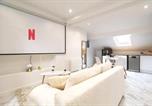 Location vacances Isles-sur-Suippe - Suite Balnéo hydromassage et rétroprojecteur-2