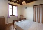 Location vacances  Loire - Gîte 65 m² avec cheminée, terrasse et jeux pour enfants - Fr-1-496-283-3