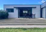 Location vacances Les Mathes - Spacious bungalow with heated pool and jacuzzi-2