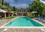 Location vacances Subbiano - Experience the charm of Tenuta Le Caselle, a cozy farmhouse surrounded by nature and comfort!-4