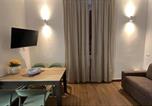 Location vacances  Province de La Spezia - Via Del Teatro Station Apartment-2
