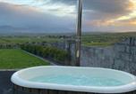Location vacances Killarney - Studio Sleeps 2 -Private Hot Tub -Enclosed Garden-1