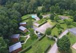 Camping avec Piscine Loches - Flower Camping Le Val Vert en Berry-1