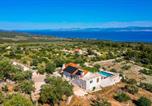 Location vacances Nerežišća - Family friendly house with a swimming pool Supetar, Brac - 15280-1