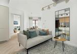 Location vacances Poznań - Przestronny Apartament z Biurkiem w Centrum Poznania Blisko Rynku i Parku by Noclegi Renters-1