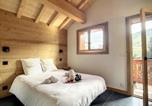 Location vacances Les Allues - Chalet chaleureux avec jacuzzi et cheminée à Méribel - Fr-1-688-64-4