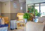 Location vacances Gare SNCF de Saint-Raphaël Valescure - Appartement 2p avec Balcon, Clim, à 50m de la Plage et Centre-ville, Wifi et Parking Disponibles - Fr-1-466a-3-2