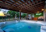Location vacances Boerne - Hollmig Haus - Sleeps 12 with Hot Tub & Beauty Bar-1