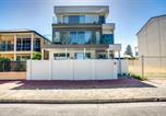 Location vacances  Granite Island - The Dual Family Entertainer 9 Esplanade Victor Harbor - Linen Included - Luxury - Seafront-3