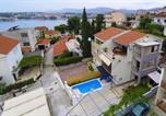 Location vacances Podstrana - Family-friendly apartments with swimming pool Podstrana - Split - 7539-2