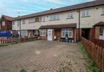 Location vacances Hounslow - Modern 4 Bedroom House with Garden in Feltham-2