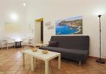 Location vacances  Province de Salerne - Lungomare Central Apartment with terrace-2
