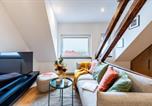 Location vacances Beroun - Prague Days - Two Bedroom Riverside Apartment with Gramophone-4