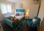Location vacances  Gare de Walsall - Luxury 5br House with Hot Tub & Ev Sleeps 11-3