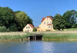 Location vacances Neuenkirchen - Ferienwohnung-1-direkt-am-Wasser-im-Gut-Grubnow-Ruegen-2