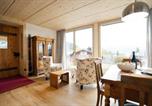 Location vacances  Haut lieu tectonique suisse Sardona - Apartment Strohballenhaus-4