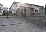 Location vacances  Province de Forlì-Césène - Villa Raggio della Valle-1