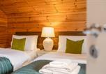 Location vacances Thirsk - Lake View Lodge with Hot Tub-4
