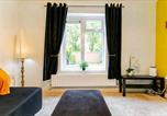 Location vacances  Gare de Wolverhampton - House Sleeps 8 with Garden and Parking-4