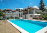 Location vacances Split-Dalmatia - Ferienhaus in Zagvozd mit Privatem Pool-2