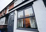 Location vacances  Chatsworth House - 6-Bed House with Free Parking, Amazing Kitchen, Sleeping 6-8-3