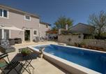 Location vacances Kanfanar - Awesome Home In Fradelani With 4 Bedrooms, Wifi And Outdoor Swimming Pool-1