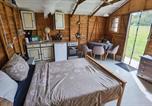 Location vacances  Haute-Vienne - Tiny house-chalet à l'étang-2