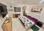 Location vacances  Gare de Slough - Separate One Bedroom Large Apartment in Slough-1
