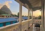 Location vacances  Zone de gestion des Pitons - Upstairs Apartment with Piton View in Soufriere-3